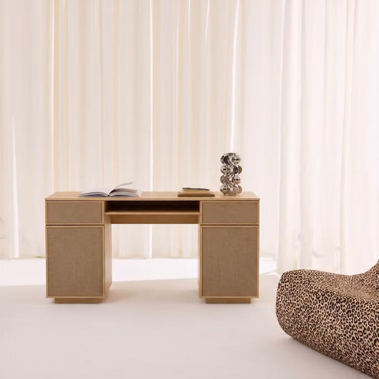 Escritorio moderno Sweeek de diseño rectangular en color beige y arena con doble pedestal y acabado mate para tu oficina o dormitorio