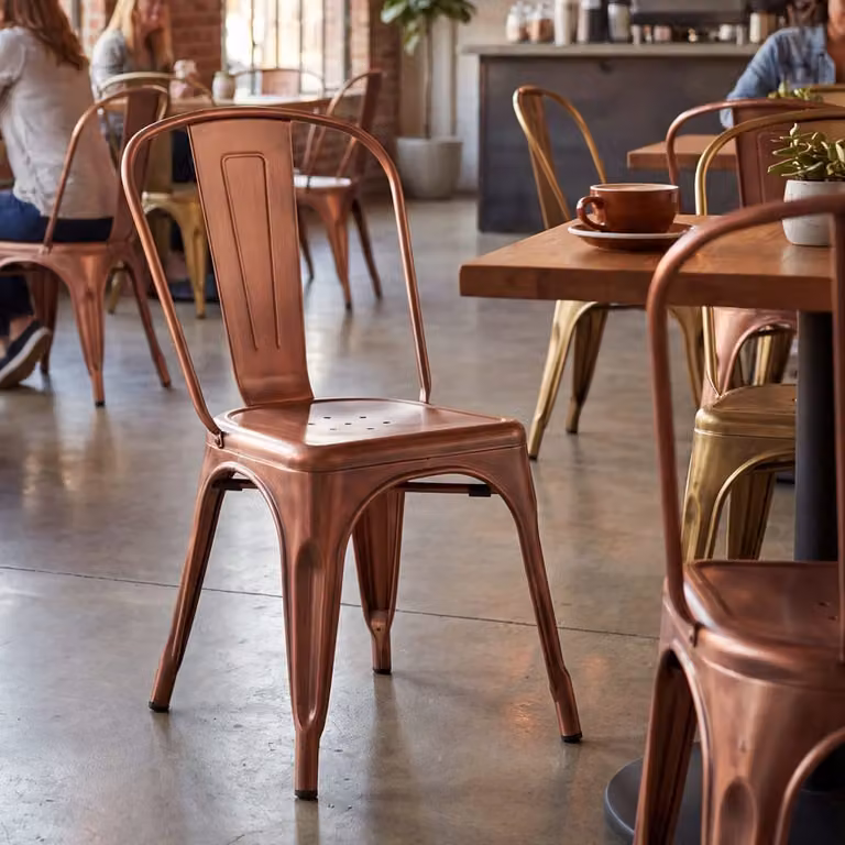 Silla de estilo industrial apilable en metal color bronce y marrón para cocina o comedor