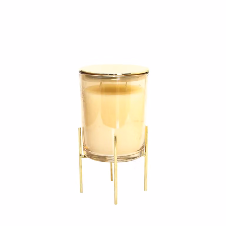 Vela de pilar Aulica con fragancia gourmand y soporte de metal dorado, color oro