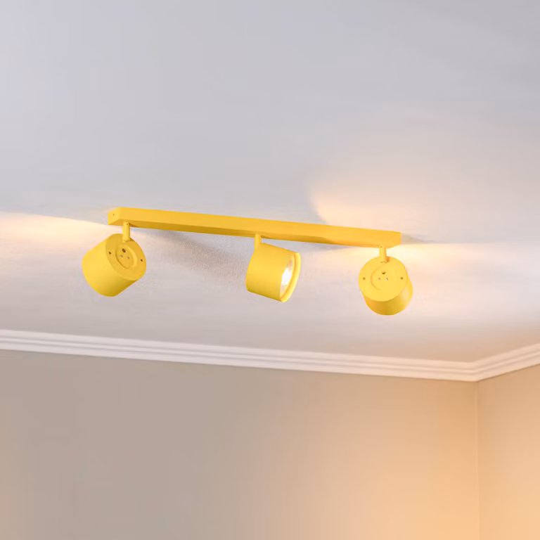 Downlight Chloe Argon de 3 luces orientable y atenuable en color amarillo y naranja para salón o comedor de metal moderno
