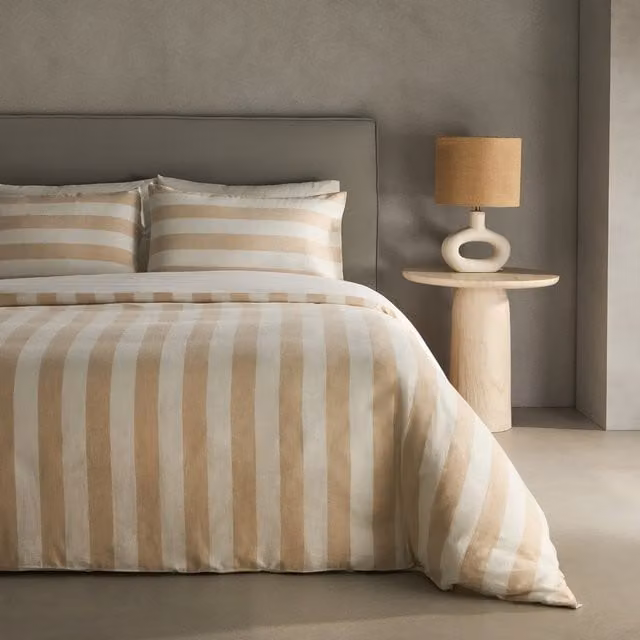 Juego de funda nórdica y fundas de almohada Orson de El Corte Inglés en lino y algodón color beige con diseño de rayas y estilo minimalista