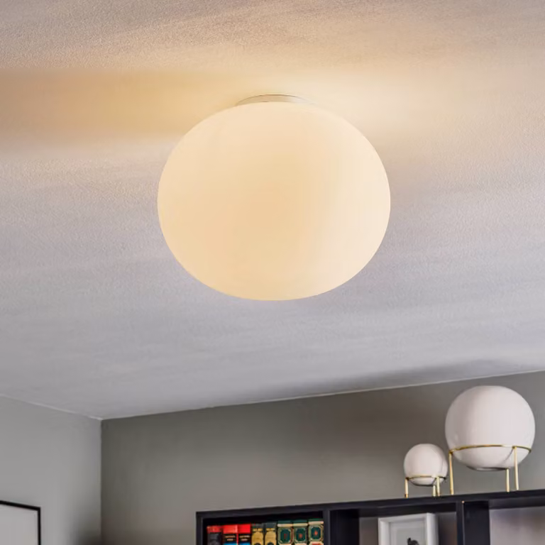 Lámpara de techo Flos Glo-Ball de diseño en vidrio blanco y metal, atenuable