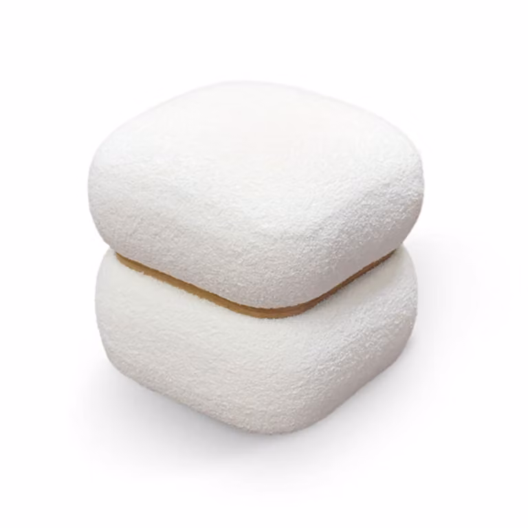 Puf cuadrado Konte.Design en tejido de punto blanco con detalles de madera