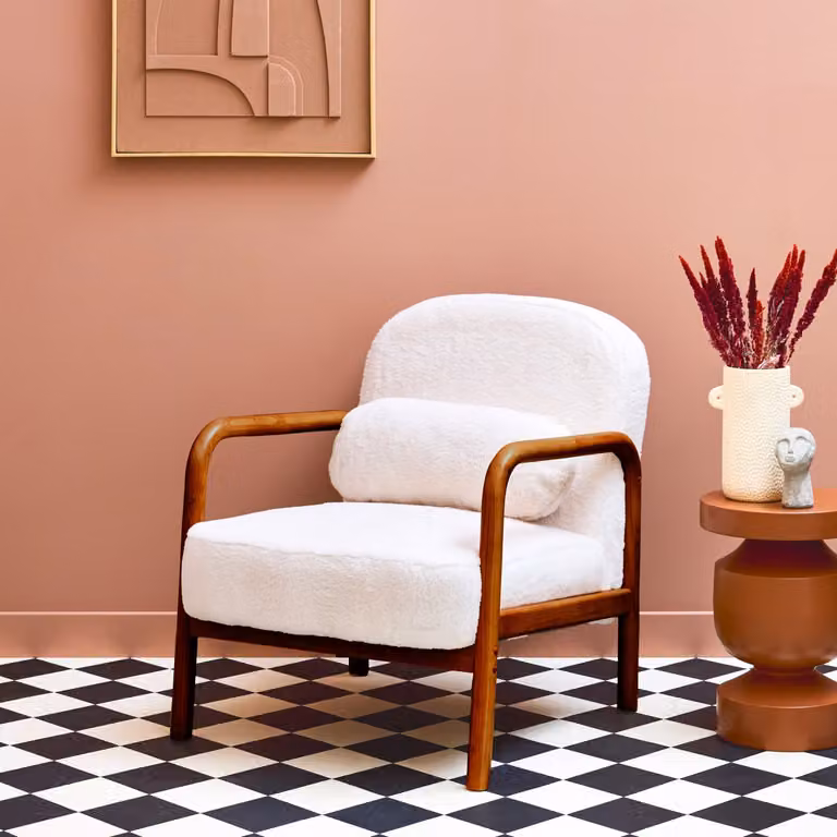 Sillón lounge escandinavo SWEEEK de madera de hevea con efecto pelo sintético en color crema y beige, An/P/Al: 66 x 82 x 77 cm