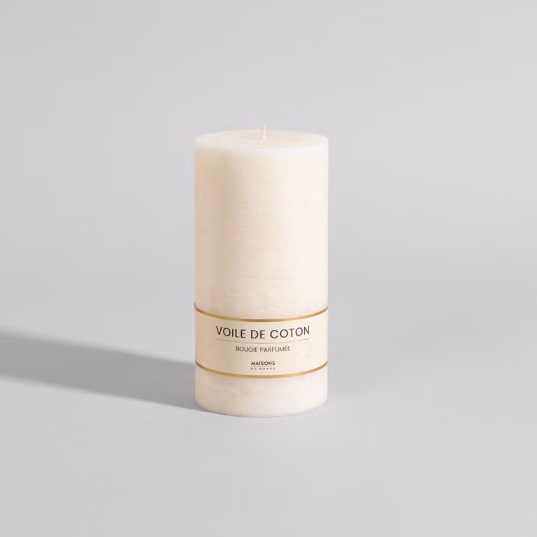 Vela perfumada de cera Maisons du Monde color blanco, aroma floral y amaderado, forma de pilar redonda para mesa