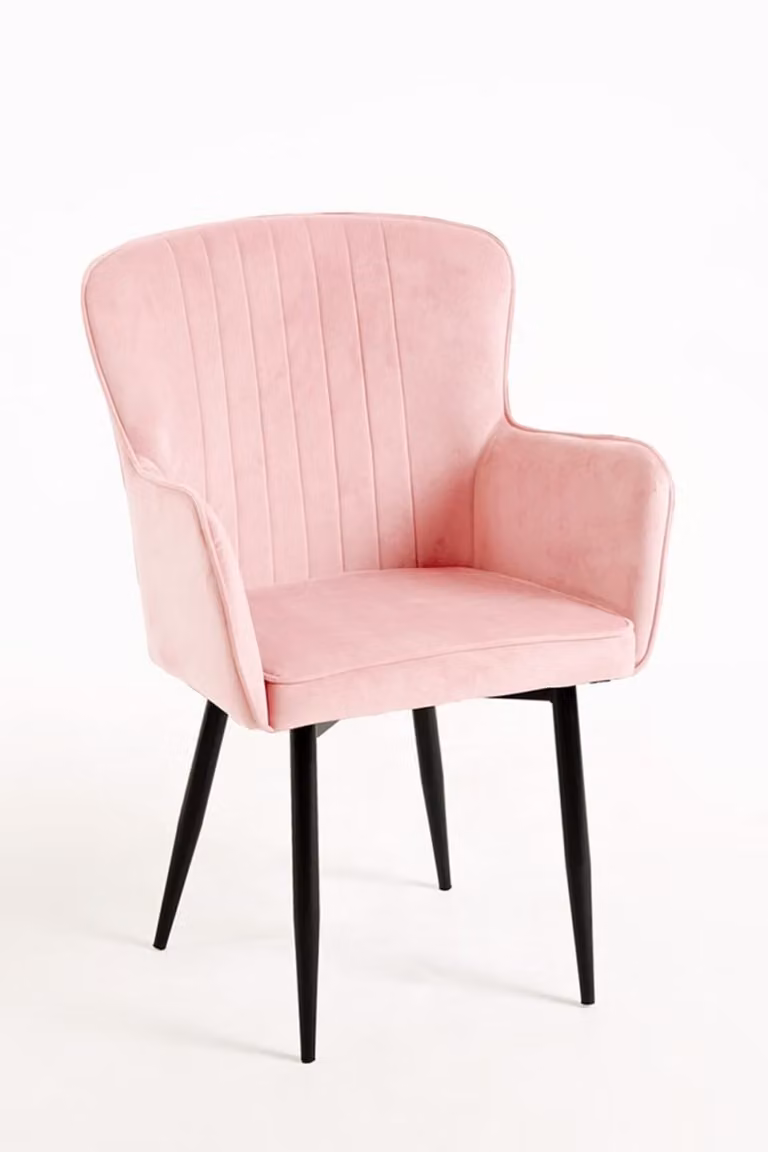 Silla de estilo boho en terciopelo rosa con estructura de metal de Regalos Miguel