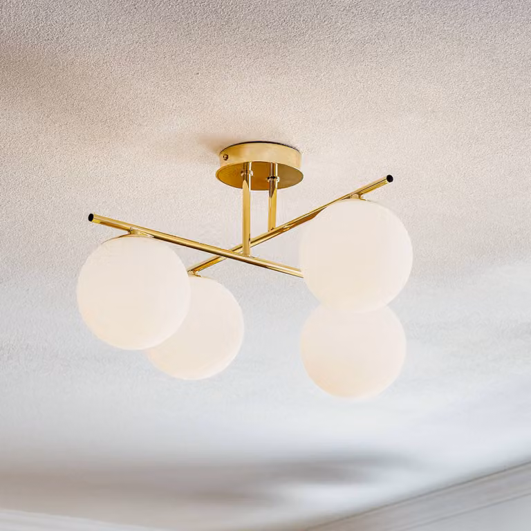 Lámpara de techo Aurora de Domiluce, diseño moderno con esferas de cristal, atenuable, en acabado latón y oro con detalles en blanco para salón o comedor