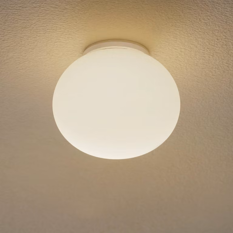 Lámpara de techo Flos Mini de diseño en vidrio blanco opalino y regulable para salón o comedor