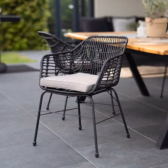 Set de 4 sillas de jardín Home Deluxe Tara con cojines de asiento y reposabrazos en color negro