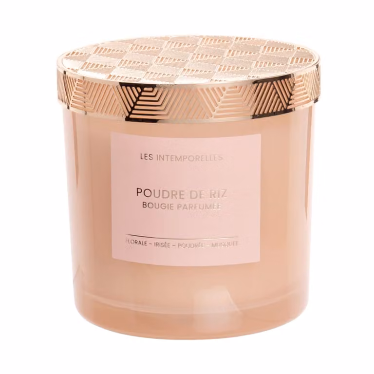 Vela perfumada rosa con detalles dorados de Maisons du Monde en tarro de vidrio de 350g