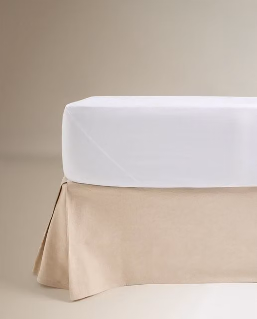Cubrecanapé de lino y algodón El Corte Inglés en color beige y blanco