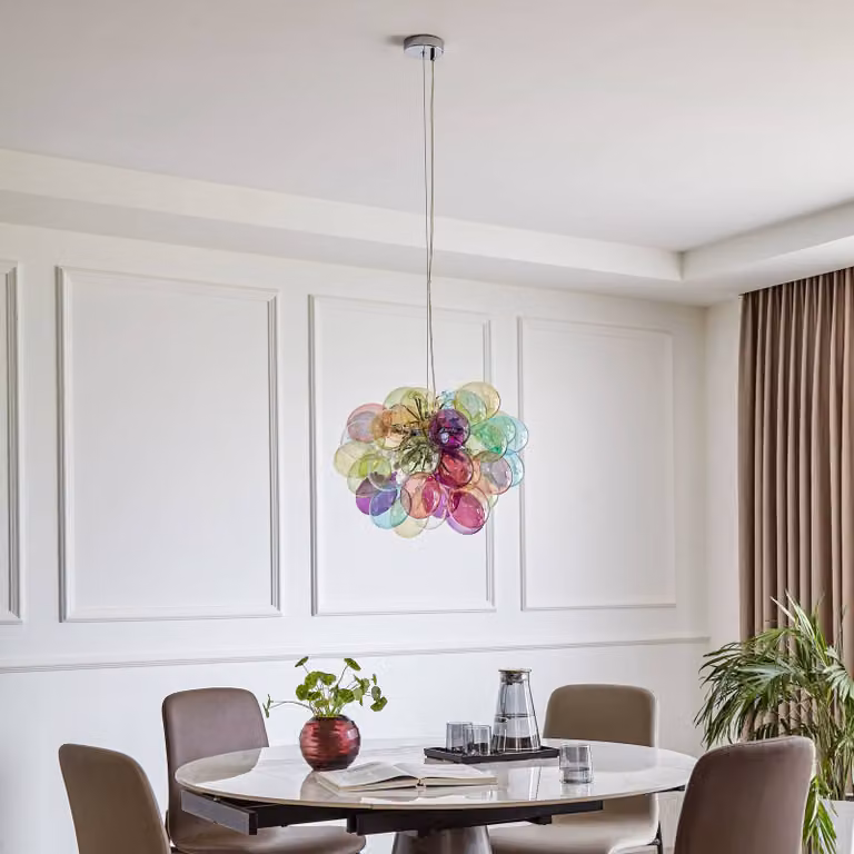 Lámpara colgante de cristal Diborah de Lucande, diseño de esfera multicolor y plateada, atenuable para salón o comedor