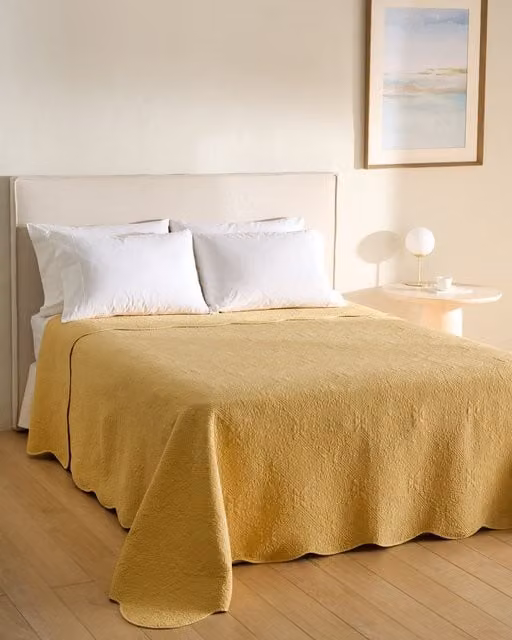 Colcha Bela de El Corte Inglés en algodón con diseño floral acolchado color amarillo