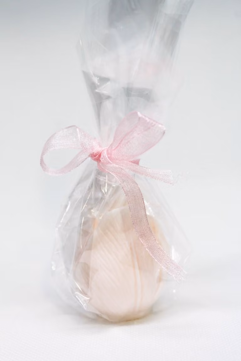 Lote de 6 velas decorativas con forma de flor de la marca Un Jour Un Désert en colores azul y rosa, fabricadas con cera orgánica para mesa