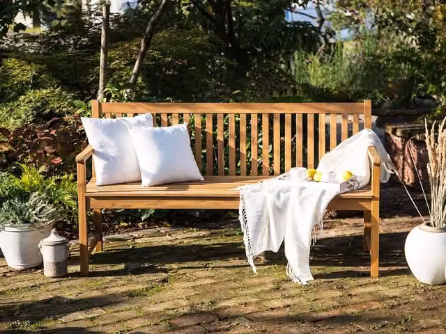 Banco de jardín Vivara Beliani de madera de acacia certificada FSC en color marrón con reposabrazos y estilo rústico de 160 cm