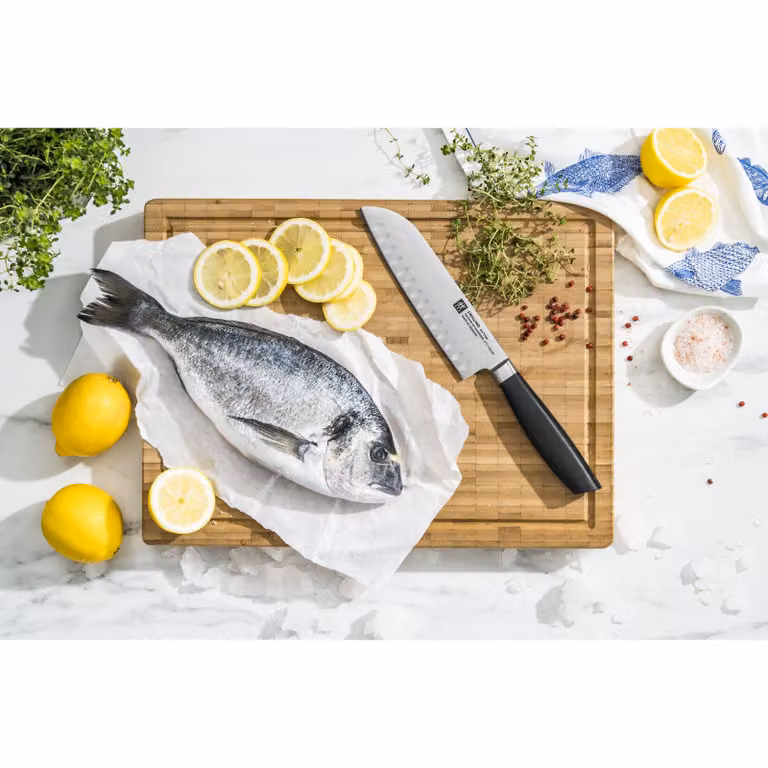 Cuchillo Santoku ZWILLING All Star de acero inoxidable color plata de 18 cm