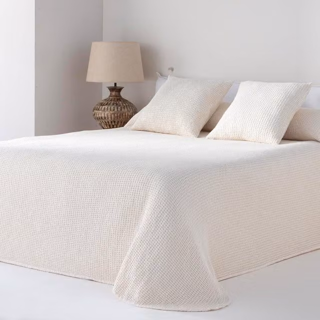 Colcha bouti Ayala de Cotton Artean en color beige, tejido jacquard de algodón con textura waffle nido de abeja para cama de 135 cm, An/P/Al: 235 x 270 cm