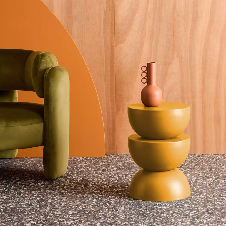 Mesa auxiliar redonda de metal SWEEEK en color amarillo, An/P/Al: 32 x 32 x 46.5 cm