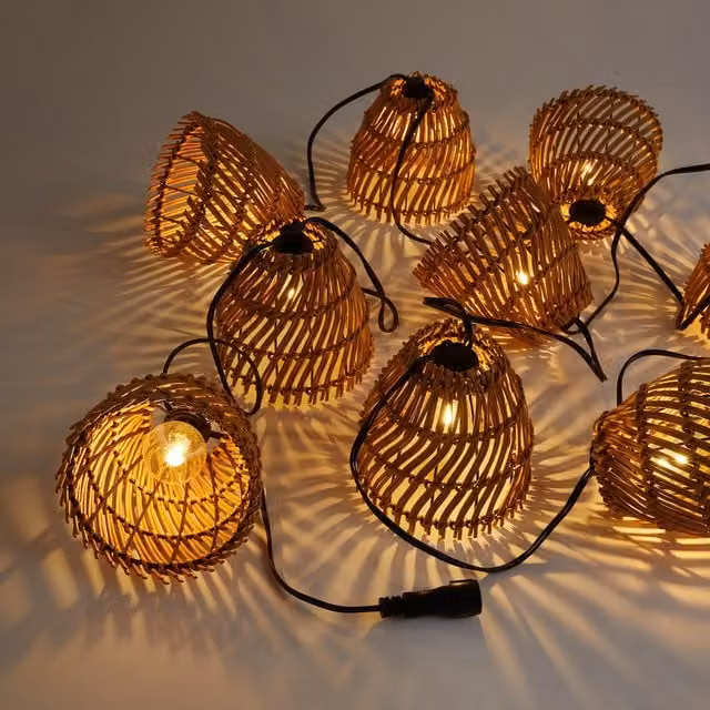 Guirnalda de 10 luces LED Tairona de El Corte Inglés en color marrón con acabado de madera y estilo boho de luz blanca cálida