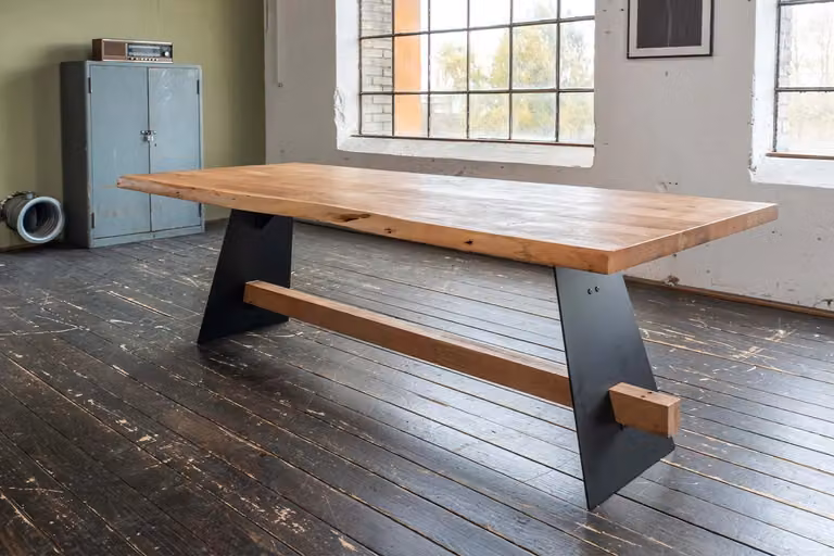 Mesa de comedor KAWOLA ARBORIO de acacia maciza con borde natural, estilo industrial, color marrón y negro, An/P: 200 x 100 cm