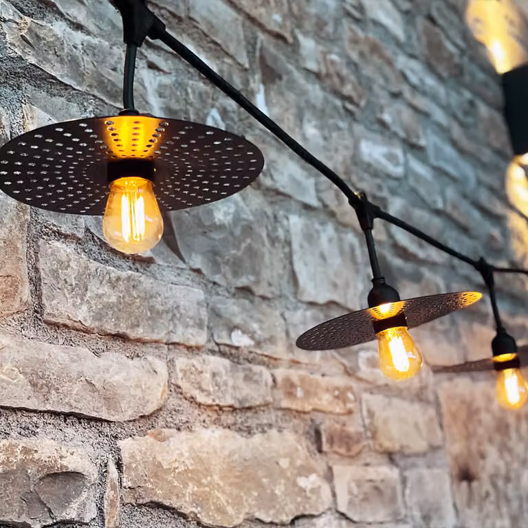 Guirnalda de luces de discos de metal Lumisky en color negro con bombillas LED E27 de luz blanca cálida y protección IP64 de 6 m