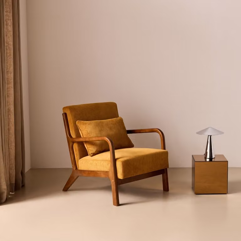 Sillón escandinavo SWEEEK de pana y madera de hevea, color ocre, An/P/Al: 65 x 80 x 79 cm