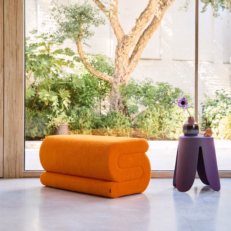 Banco de diseño Sweeek con revestimiento de borreguito en color naranja y patas de eucalipto, An/P/Al: 92 x 45 x 45 cm