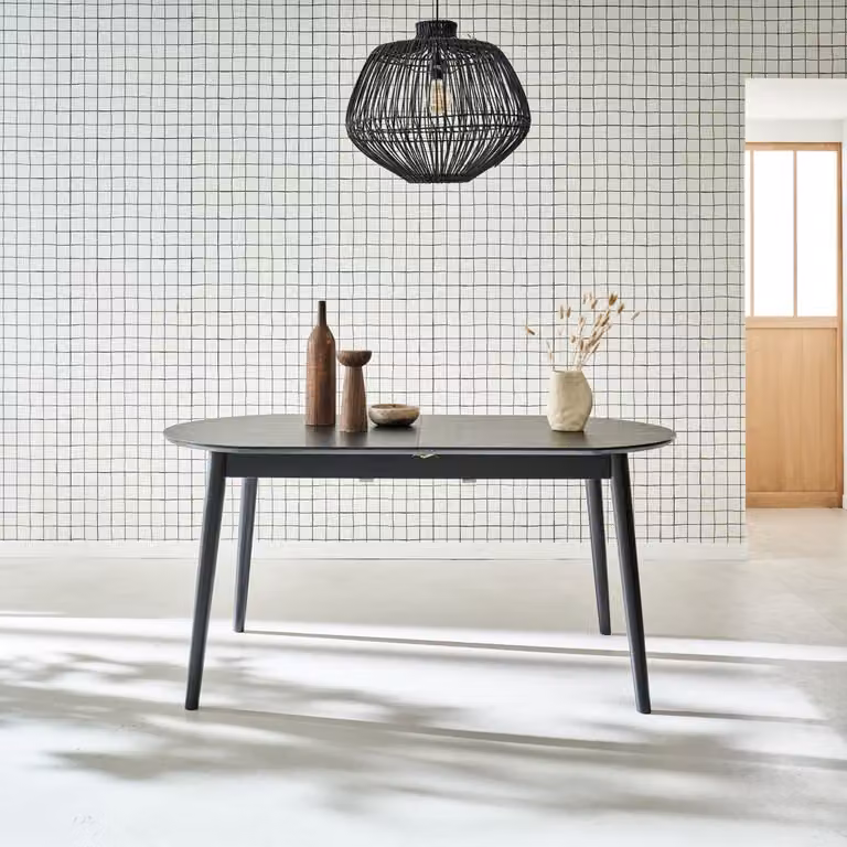 Mesa de comedor ovalada y extensible Sweeek en madera de roble y negro mate para 6 a 8 adultos