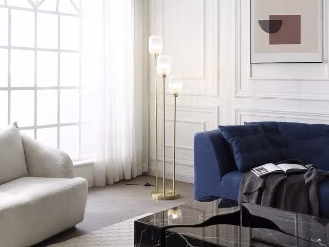 Lámpara de pie Louxor de metal y cristal con 3 globos transparentes en color oro, Diámetro: 30 cm, Altura: 161 cm