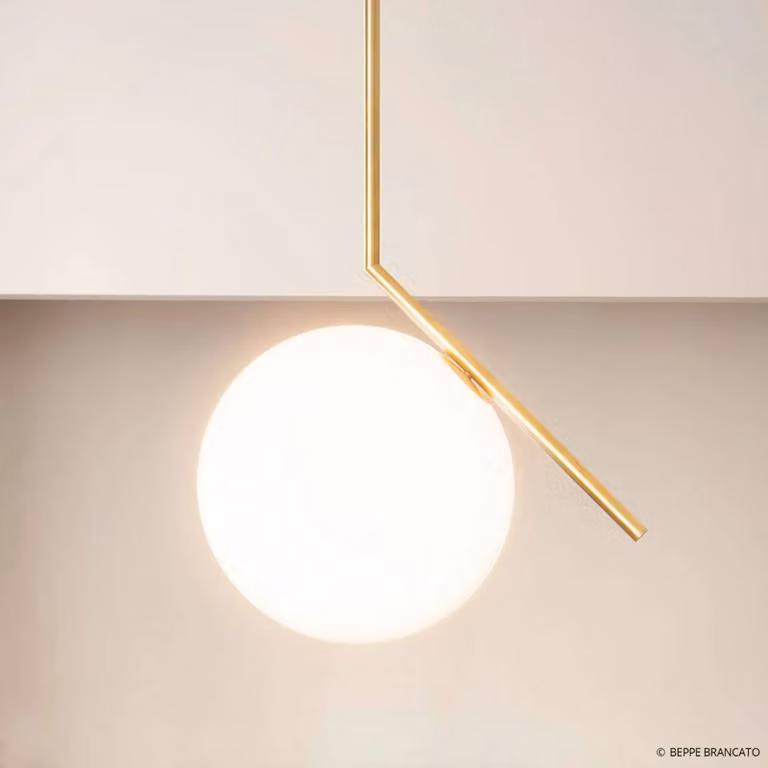 Lámpara colgante de diseño IC S2 de Flos, atenuable, en color latón y oro con acabado en cristal para salón o comedor
