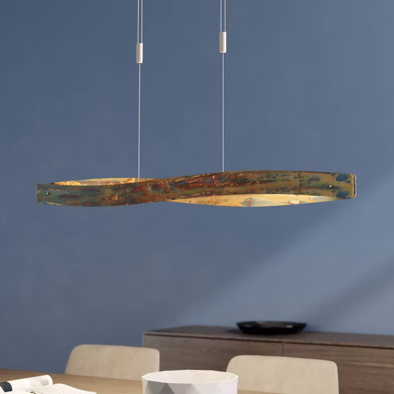 Lámpara colgante LED Quitani de Lucande en metal marrón y dorado con diseño orgánico y altura ajustable para salón o comedor