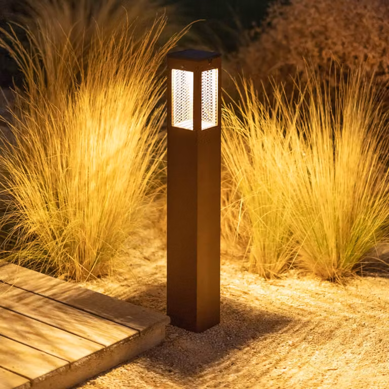 Baliza solar LED Les Jardins Tradition con sensor de movimiento y regulación, acabado marrón óxido, Altura: 90 cm