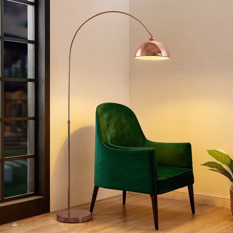Lámpara de pie de arco Lindby en color cobre, regulable en altura y de estilo moderno para salón o comedor