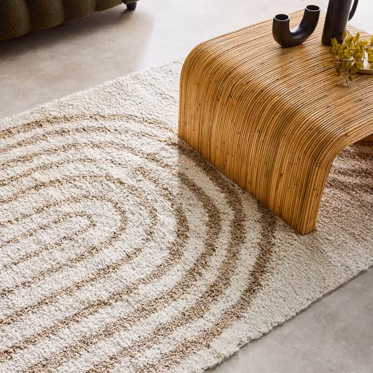 Alfombra shaggy de Sweeek con diseño geométrico moderno en color beige y forma rectangular para salón o dormitorio