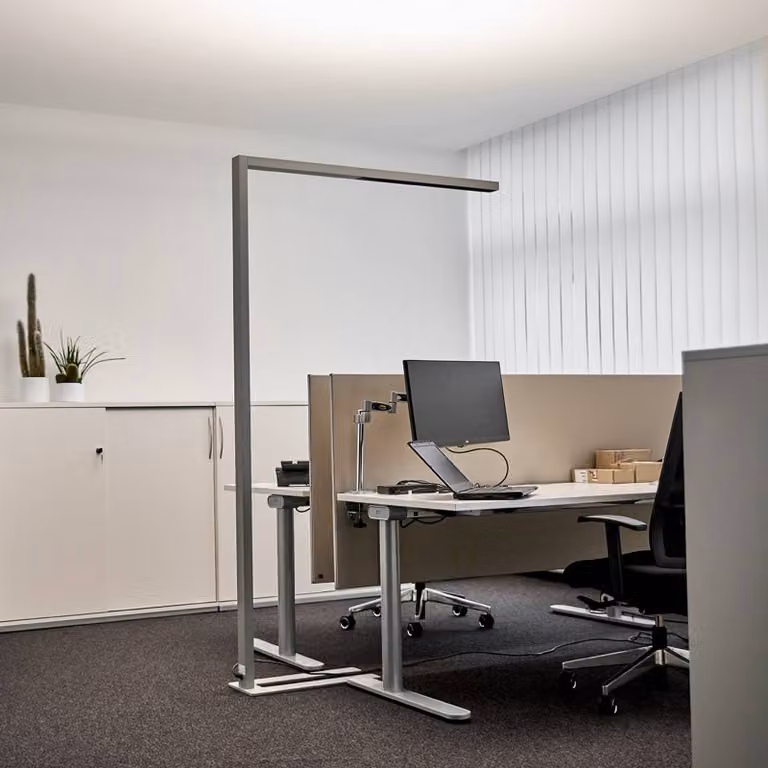 Lámpara de pie de arco Arcchio en aluminio gris y plata, atenuable con LED para hogar u oficina