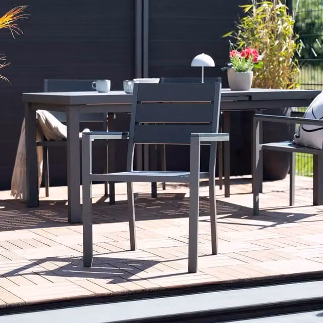 Silla de jardín Home Deluxe de madera tratada y metal con reposabrazos, apilable y color gris mate