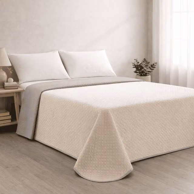 Colcha reversible acolchada Donegal Collections en colores beige y amarillo para cama de 270 x 205 cm