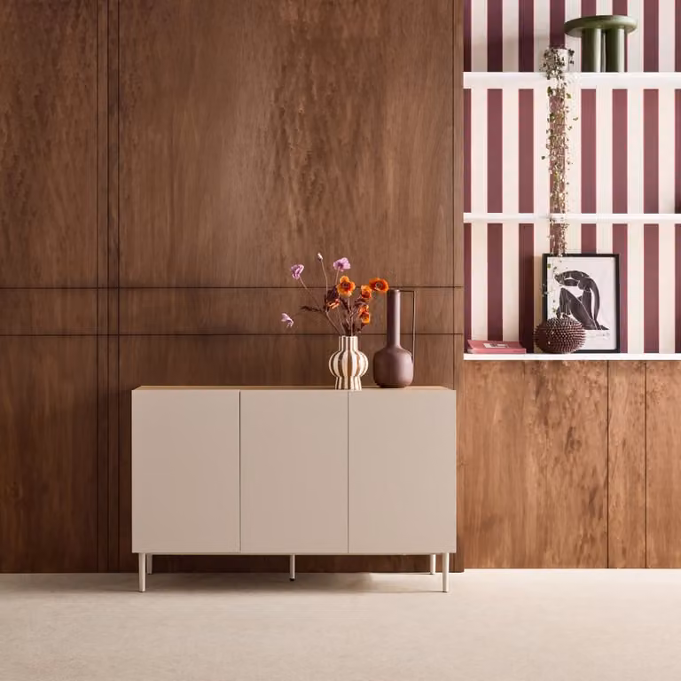 Aparador moderno Sweeek de metal y madera MDF con 3 puertas, color beige y gris, An/P/Al: 120 x 40 x 75 cm
