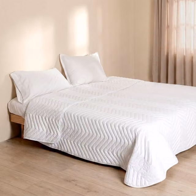 Colcha de algodón acolchada Amazon Basics con diseño chevron en color blanco, An/P: 240 x 260 cm