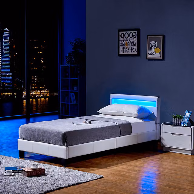 Cama LED ASTRO Home Deluxe tapizada en piel sintética blanca con colchón de espuma para niños de 90 x 200 cm