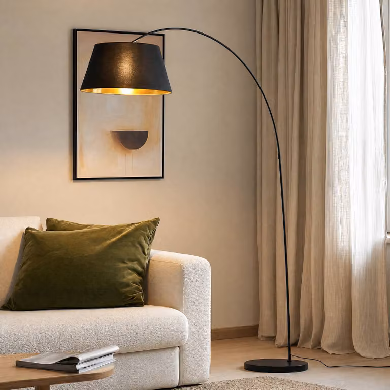 Lámpara de pie de arco Lindby en negro y oro con pantalla de tela para salón