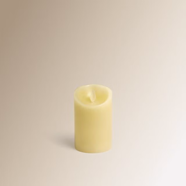 Vela eléctrica de mesa con efecto parpadeo El Corte Inglés en color blanco y beige