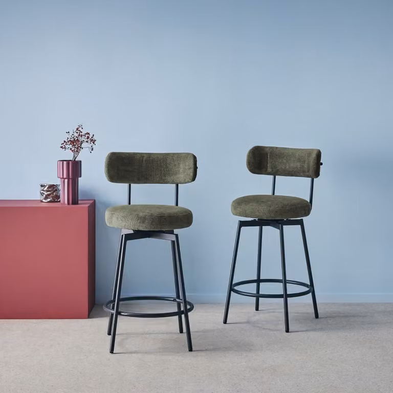 Set de 2 taburetes de bar SWEEEK con asiento giratorio de 360 grados en tela verde y estructura de metal, An/P/Al: 45 x 50 x 92 cm
