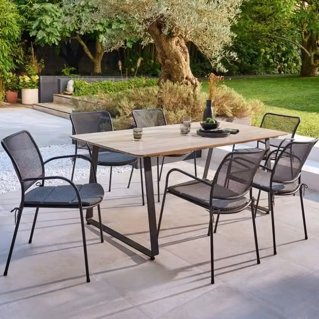 Conjunto de jardín Hania de Goodhome para 6 personas en color gris con mesa rectangular de madera y estructura de metal