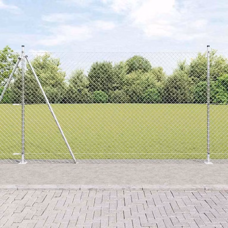 Cerca de malla metálica Syfax para exterior con base de concreto en color plateado