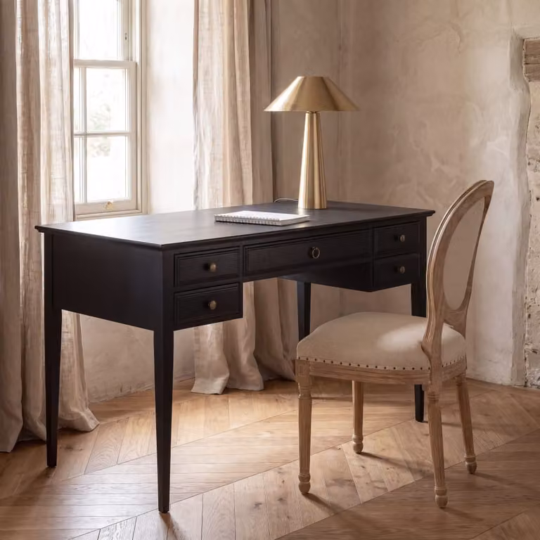 Escritorio de pino macizo y MDF negro mate de Maisons du Monde con Ancho: 132 cm