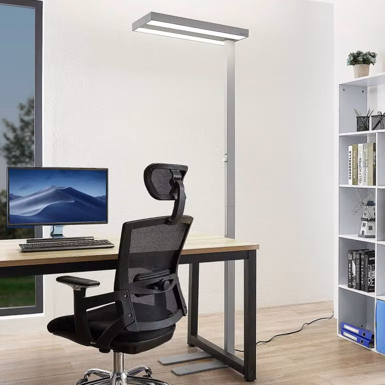Lámpara de pie Logan Pro Arcchio de aluminio gris y plata, atenuable con tecnología LED para hogar u oficina