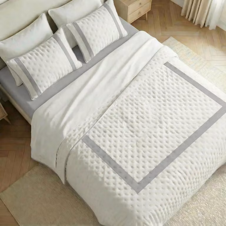 Colcha de microfibra acolchada con estampado ornament clásico en color plata para cama de 180 x 270 cm